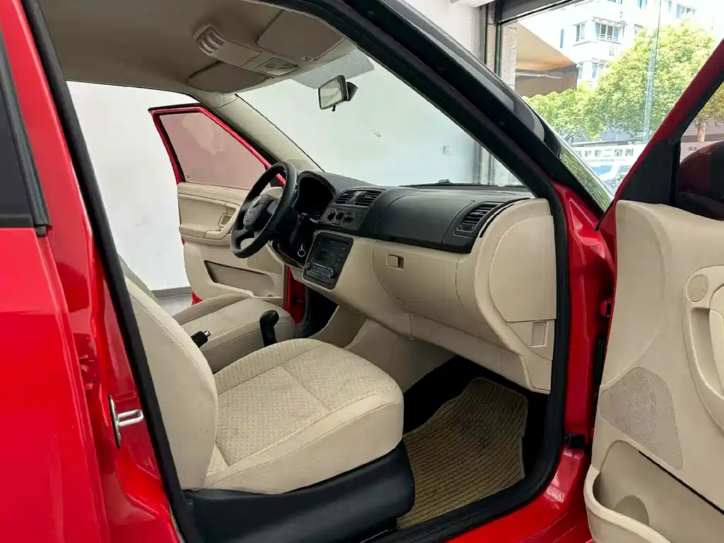 Skoda Fabia 1.4L Manual Cool Edition, фото 4