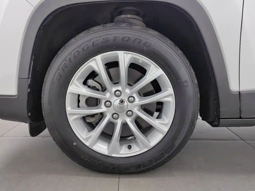 Jeep Cherokee — миниатюра 17