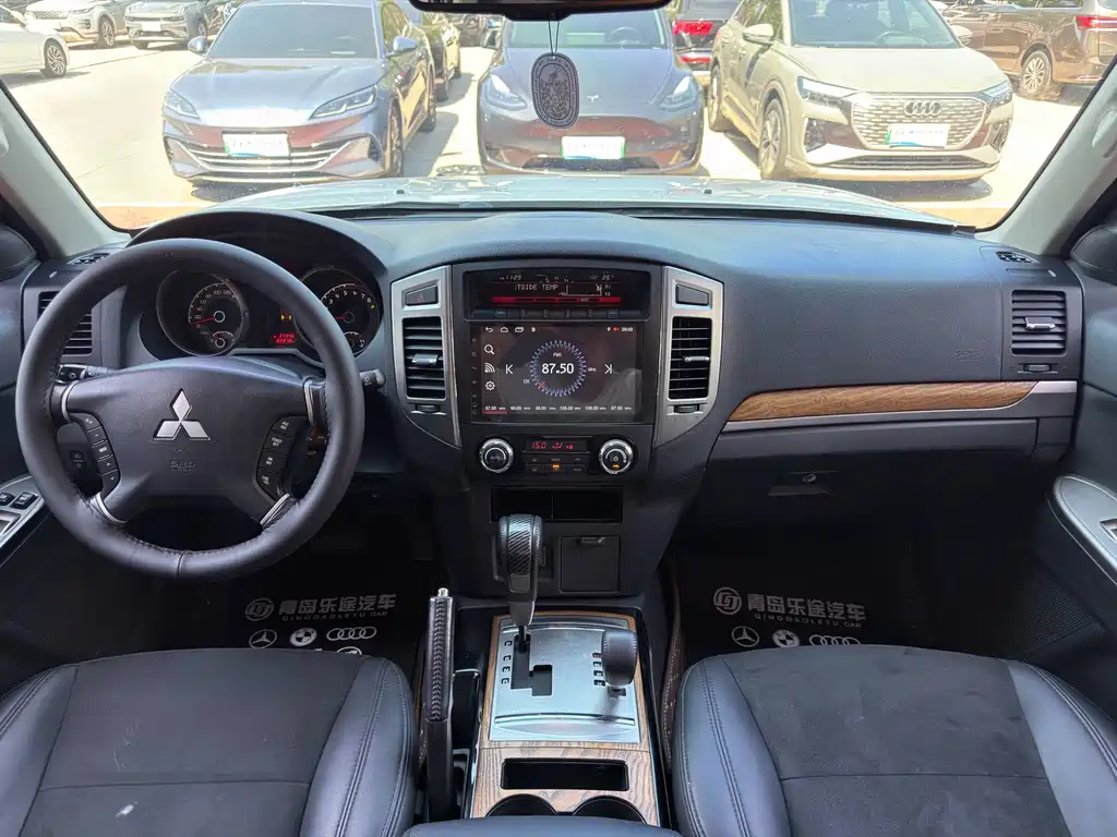 Mitsubishi Pajero (Import) — миниатюра 11