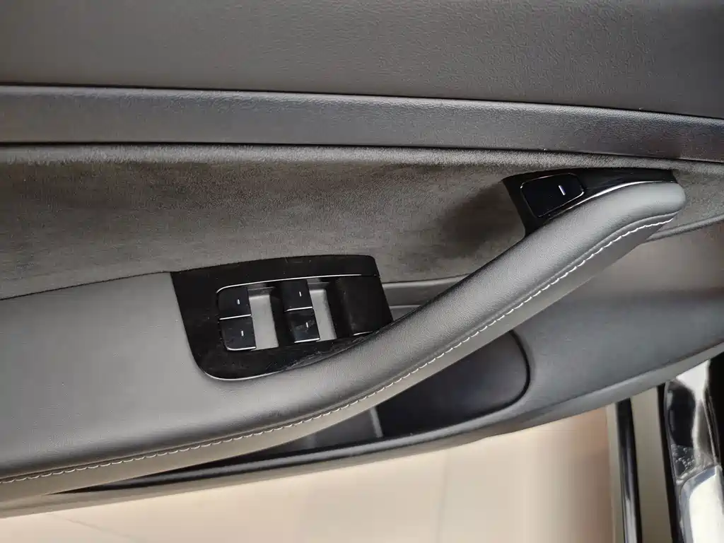 Tesla Model 3 — миниатюра 6