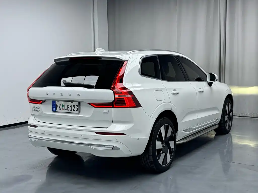 Volvo XC60 PHEV — миниатюра 6