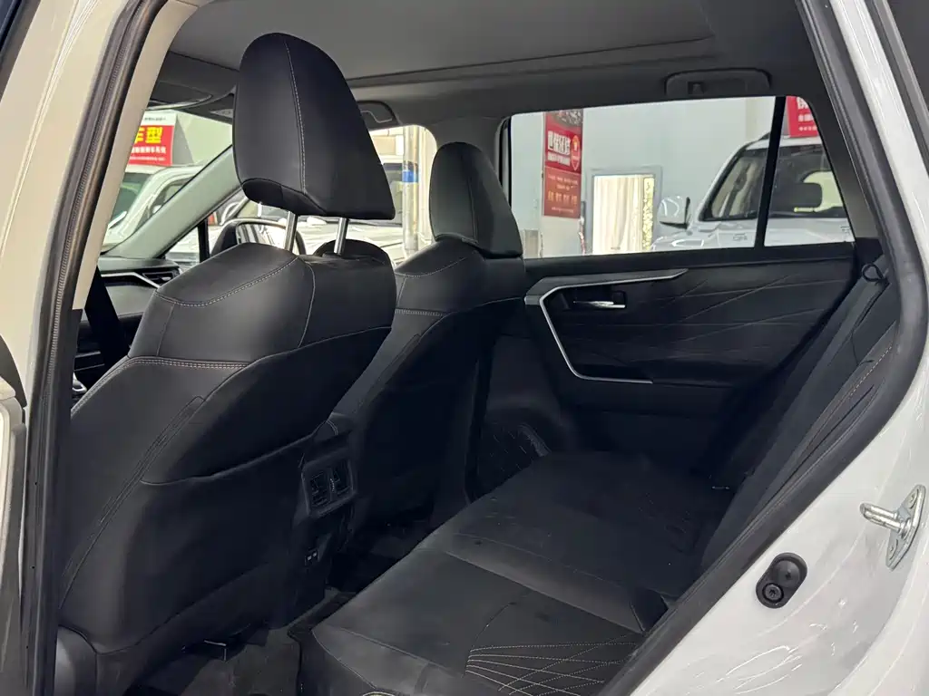 Toyota RAV4 — миниатюра 8
