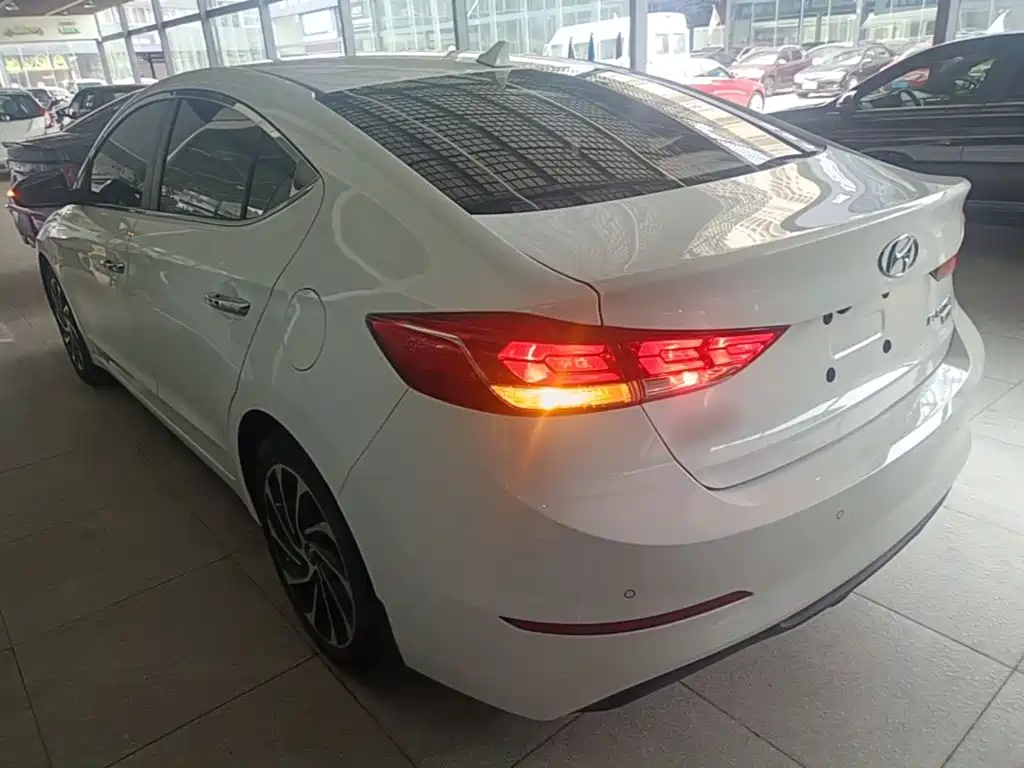 Hyundai Elantra — миниатюра 5