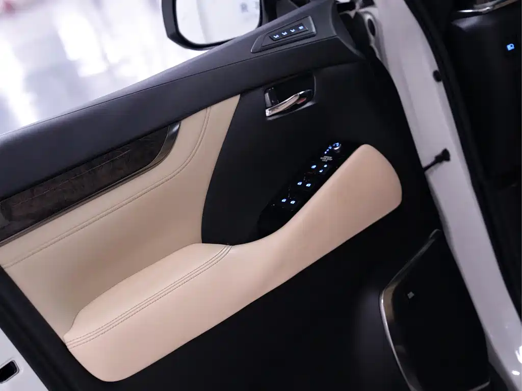 Toyota Alphard — миниатюра 13