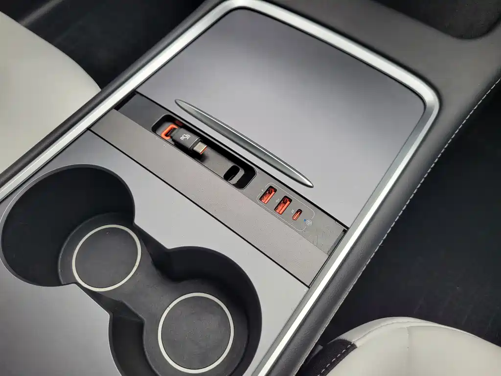 Tesla Model Y — миниатюра 21