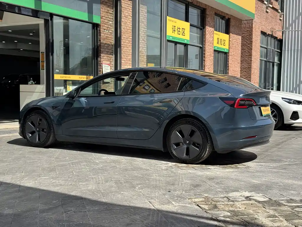 Tesla Model 3 — миниатюра 5