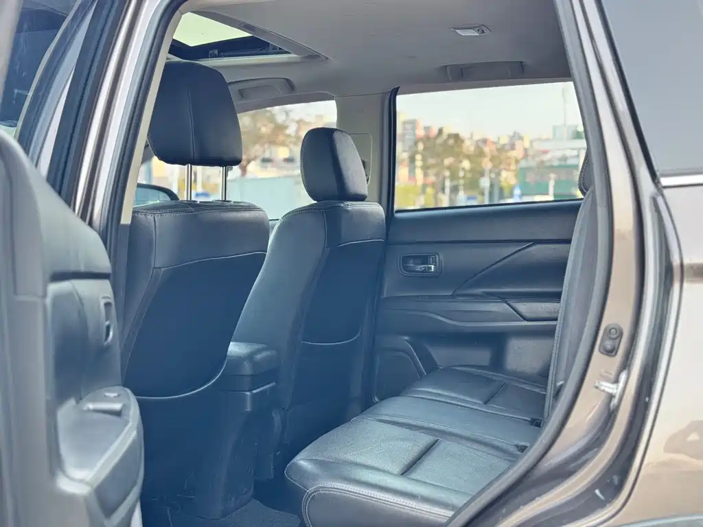 MITSUBISHI OUTLANDER