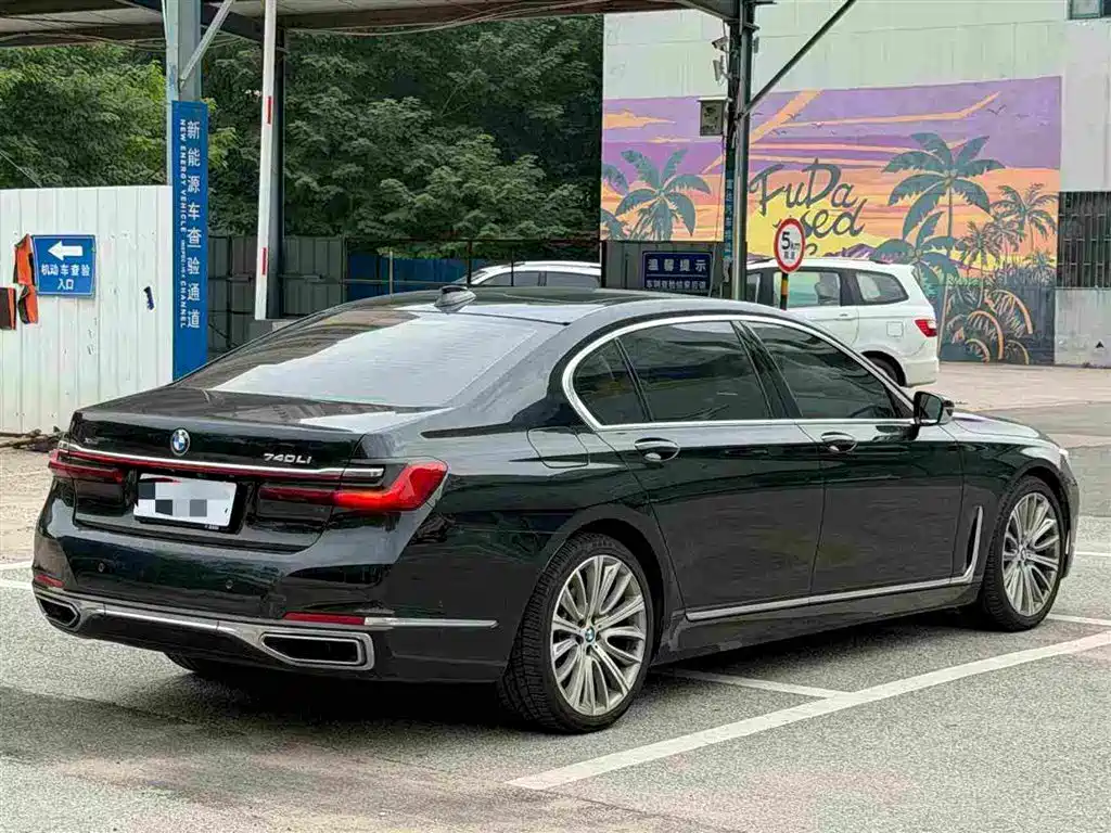 BMW 7 Series — миниатюра 7