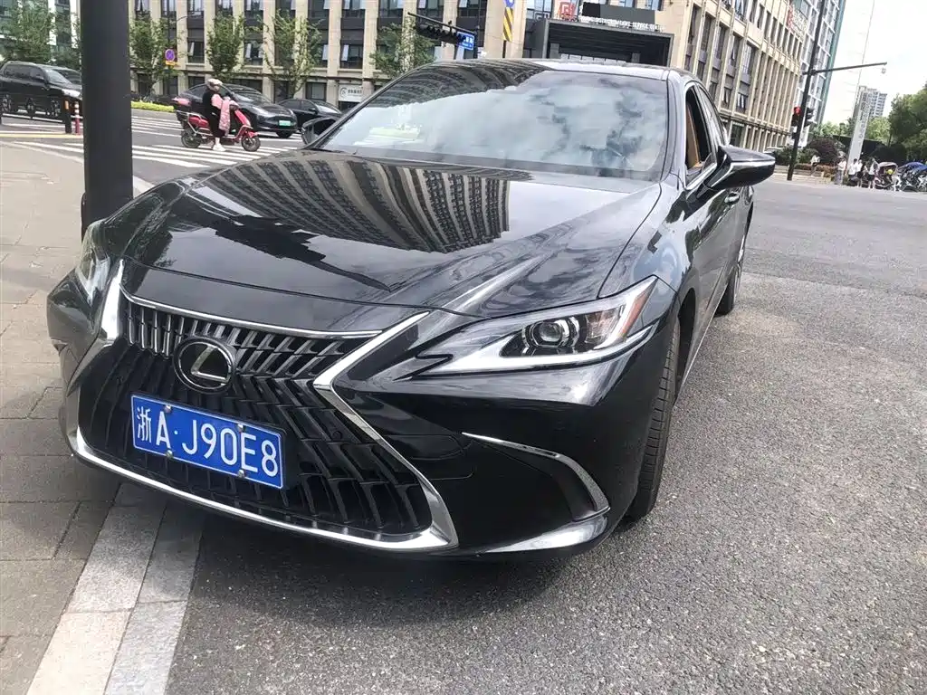 Lexus ES 2022