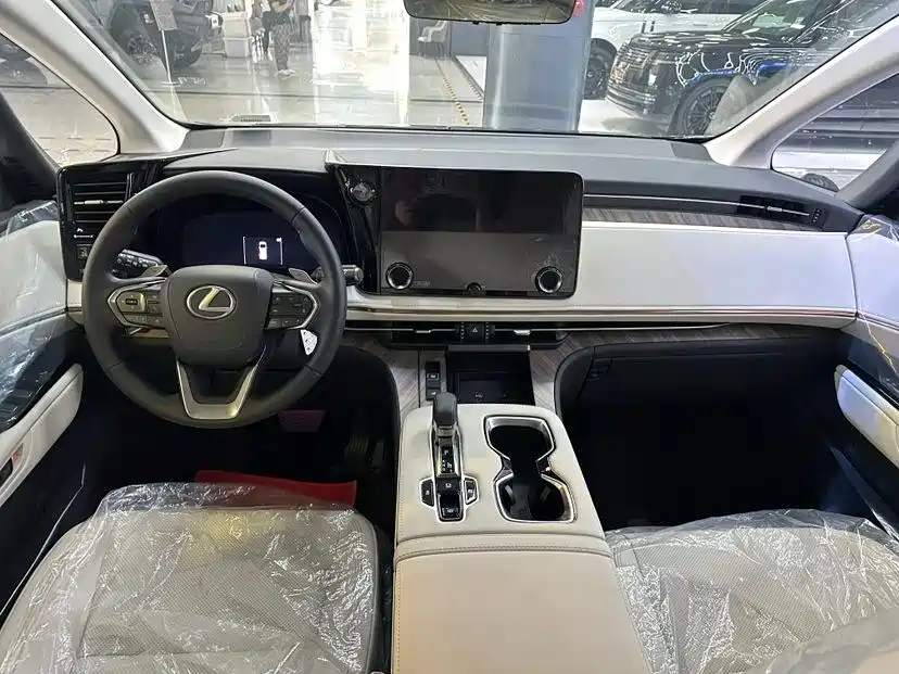 Lexus LM 2025 500h мест