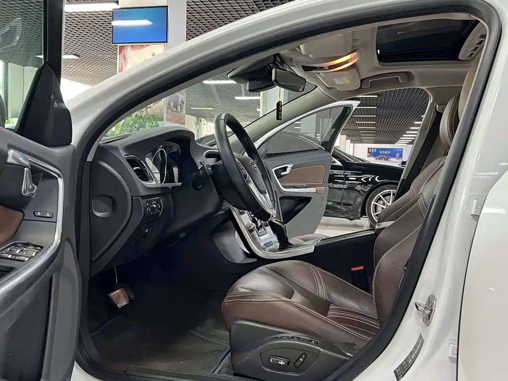 Volvo S60 PHEV — миниатюра 8