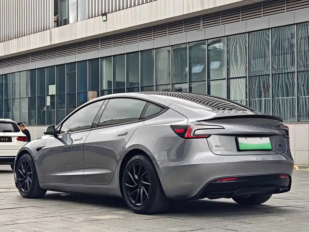 Tesla Model 3 — миниатюра 8