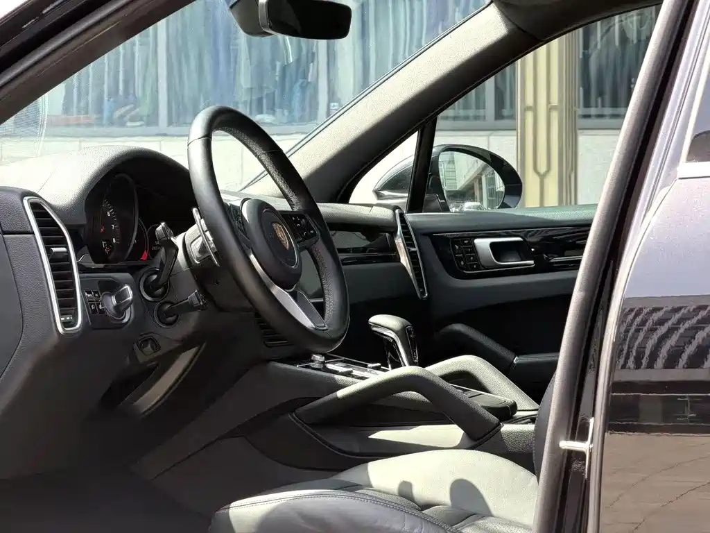 Porsche Cayenne — миниатюра 6