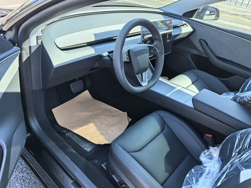 Tesla Model 3 — миниатюра 5