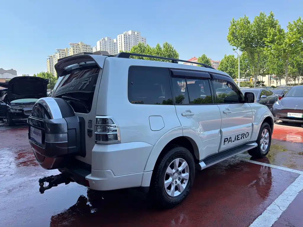 Mitsubishi Pajero (Import) — миниатюра 6