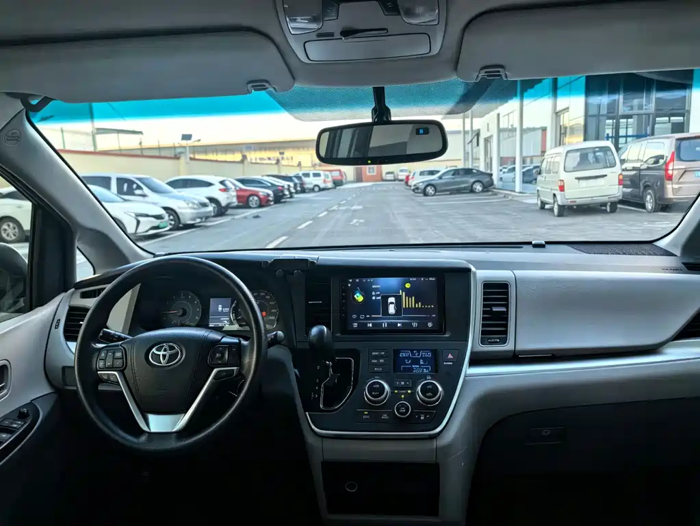 Toyota Sienna — миниатюра 5