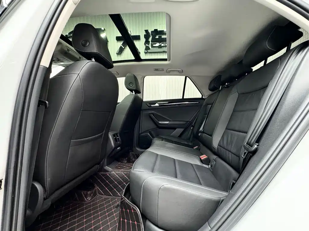 Volkswagen T-Roc — миниатюра 10