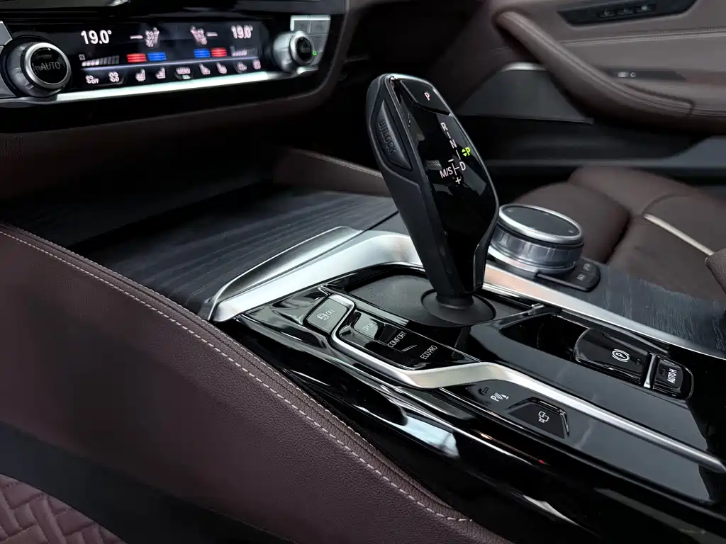 BMW 5 Series — миниатюра 9