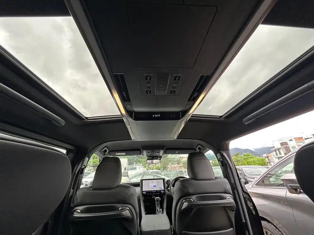 Toyota Alphard — миниатюра 13