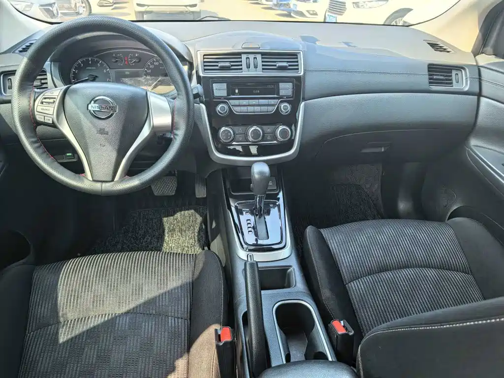 Nissan Tiida — миниатюра 8