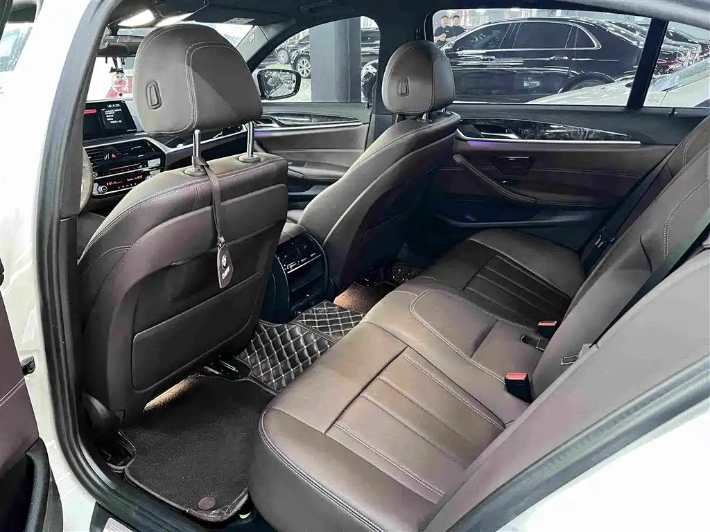 BMW 5 Series — миниатюра 4