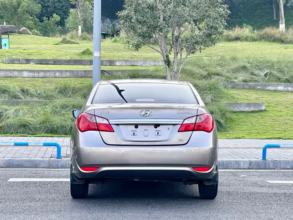 Hyundai Elantra — миниатюра 12
