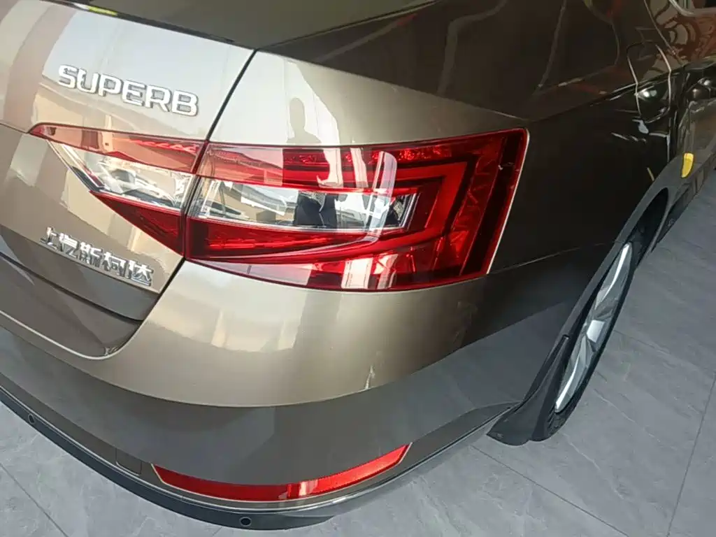 Skoda Superb — миниатюра 8