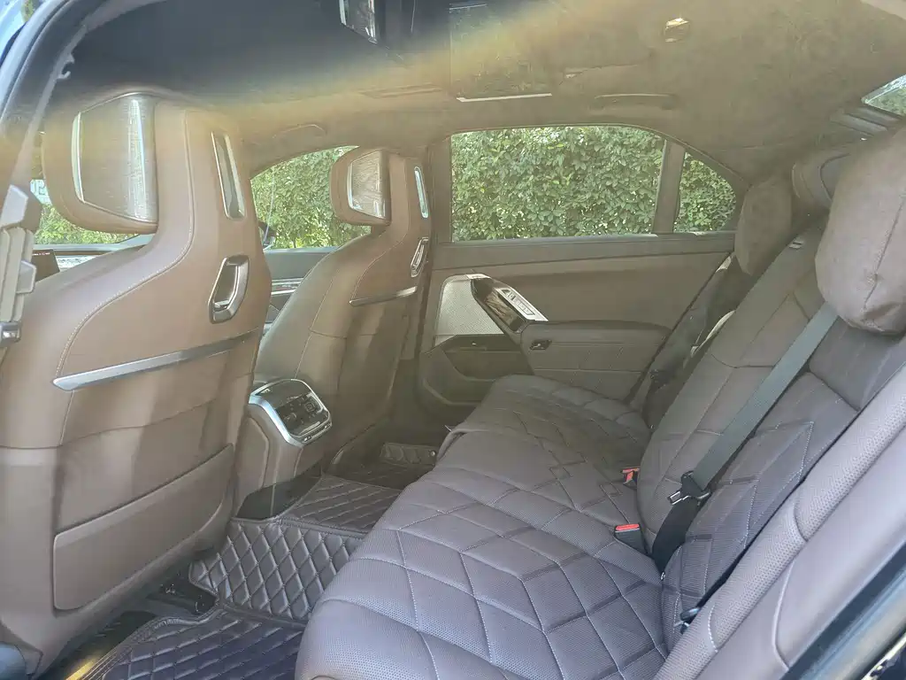 BMW 7 Series — миниатюра 5