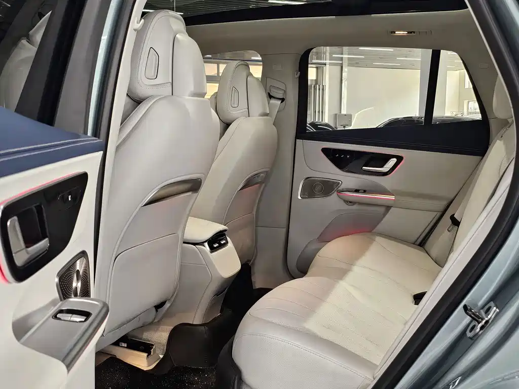 Mercedes-Benz EQE SUV — миниатюра 8