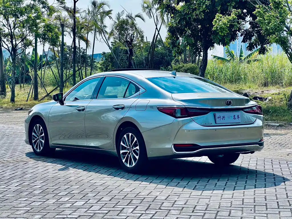Lexus ES — миниатюра 16