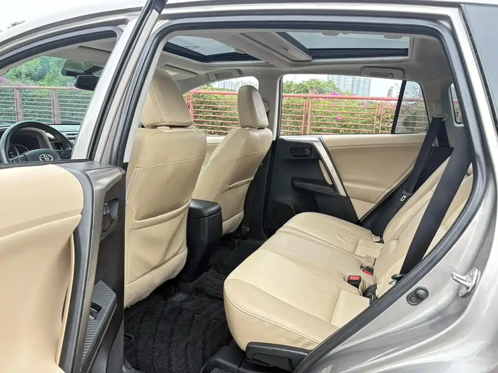 Toyota RAV4 — миниатюра 8