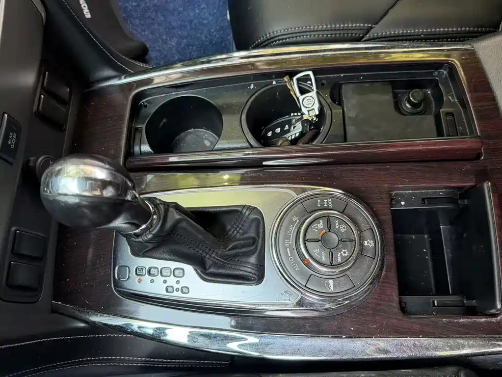 Nissan Patrol — миниатюра 6