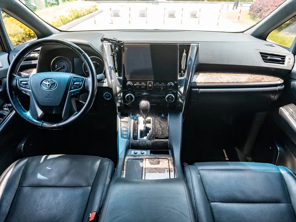 Toyota Vellfire — миниатюра 8