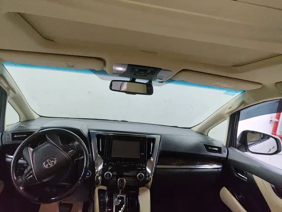 Toyota Alphard — миниатюра 3