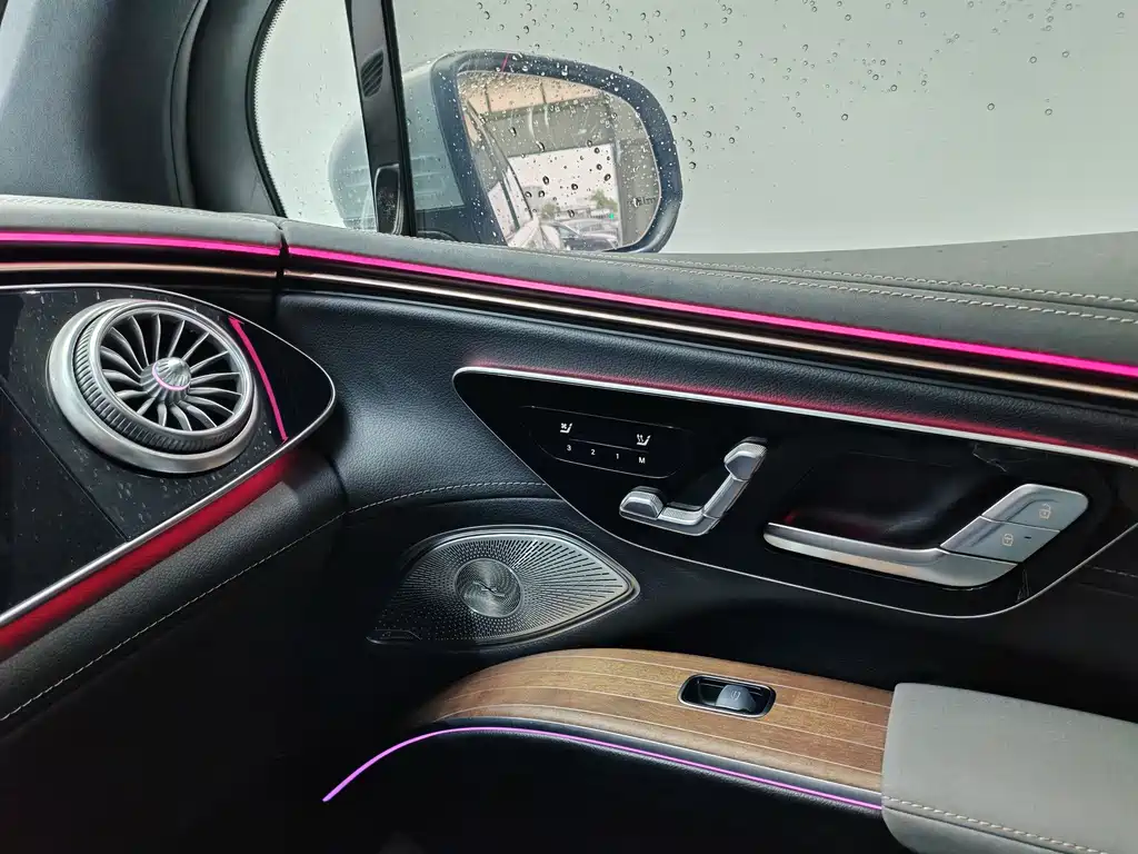 Mercedes-Benz EQS SUV — миниатюра 17