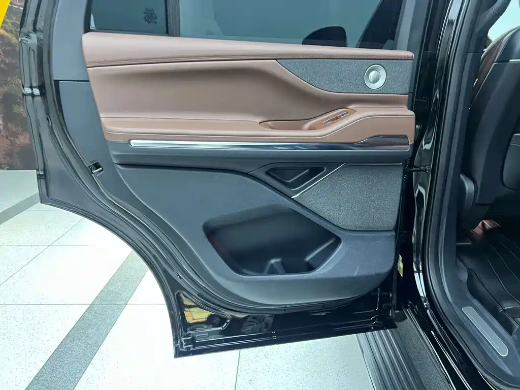 Lincoln Navigator — миниатюра 11