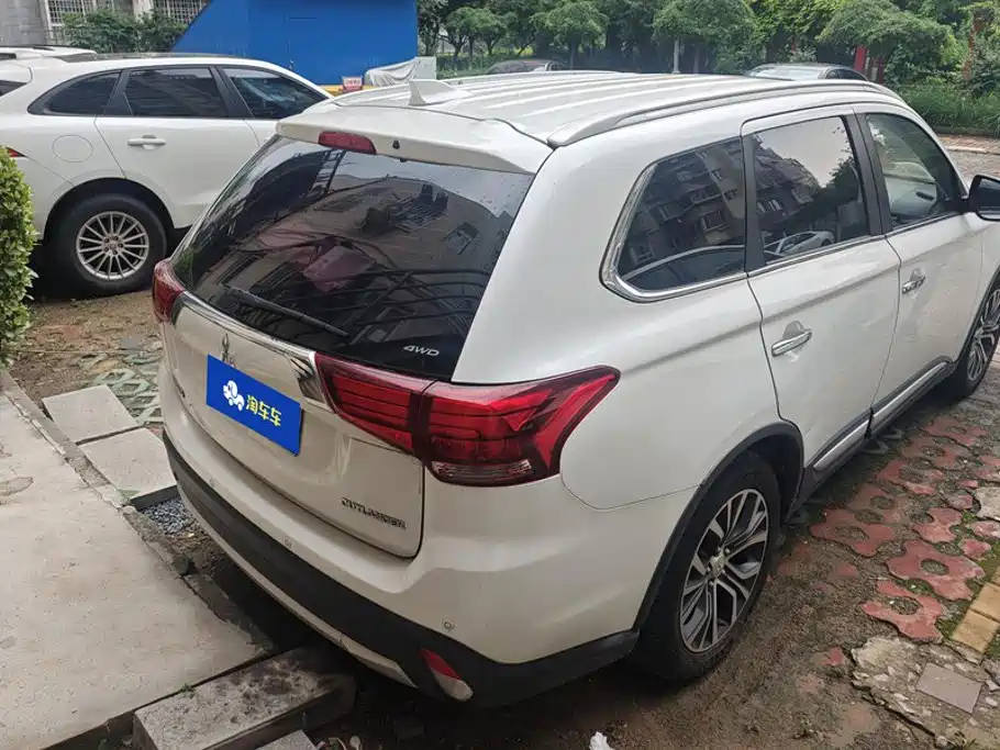 Mitsubishi Outlander 2018 2.4L Elite 5 мест