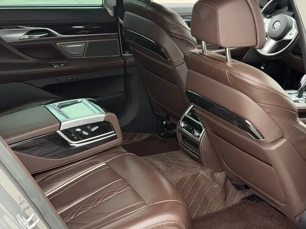 BMW 7 Series - фото 11