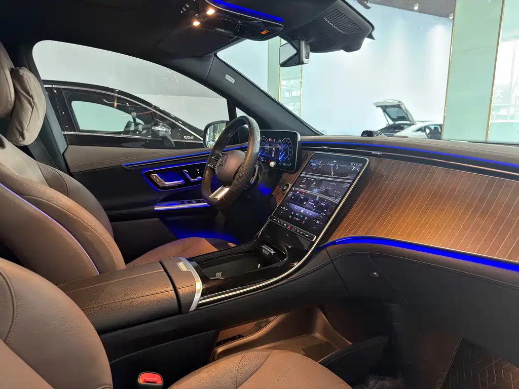 Mercedes-Benz EQE SUV — миниатюра 7
