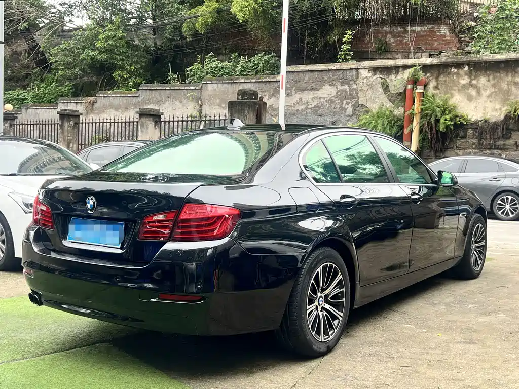 BMW 5 Series — миниатюра 10