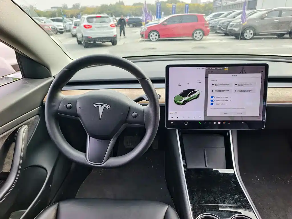 TESLA MODEL 3