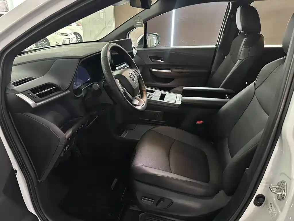Toyota Granvia 2024 2.5L Luxury PLUS