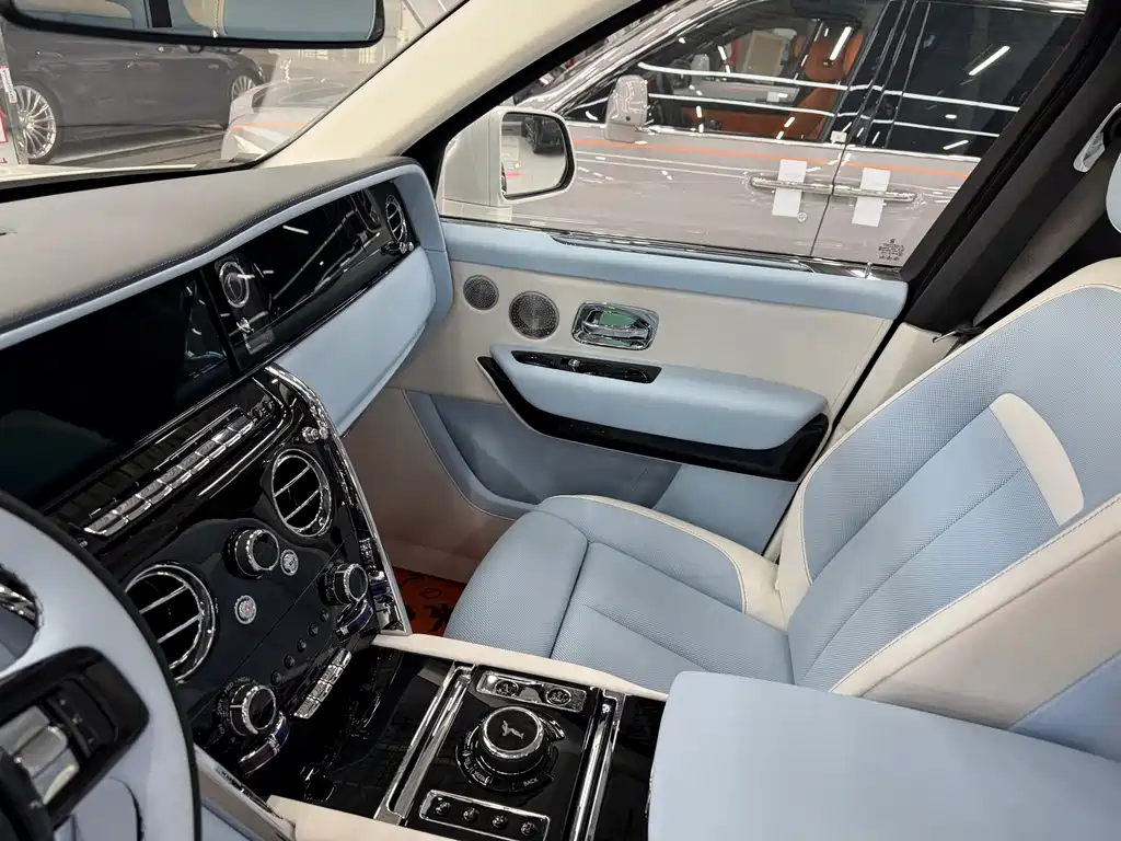 Rolls-Royce Cullinan — миниатюра 11