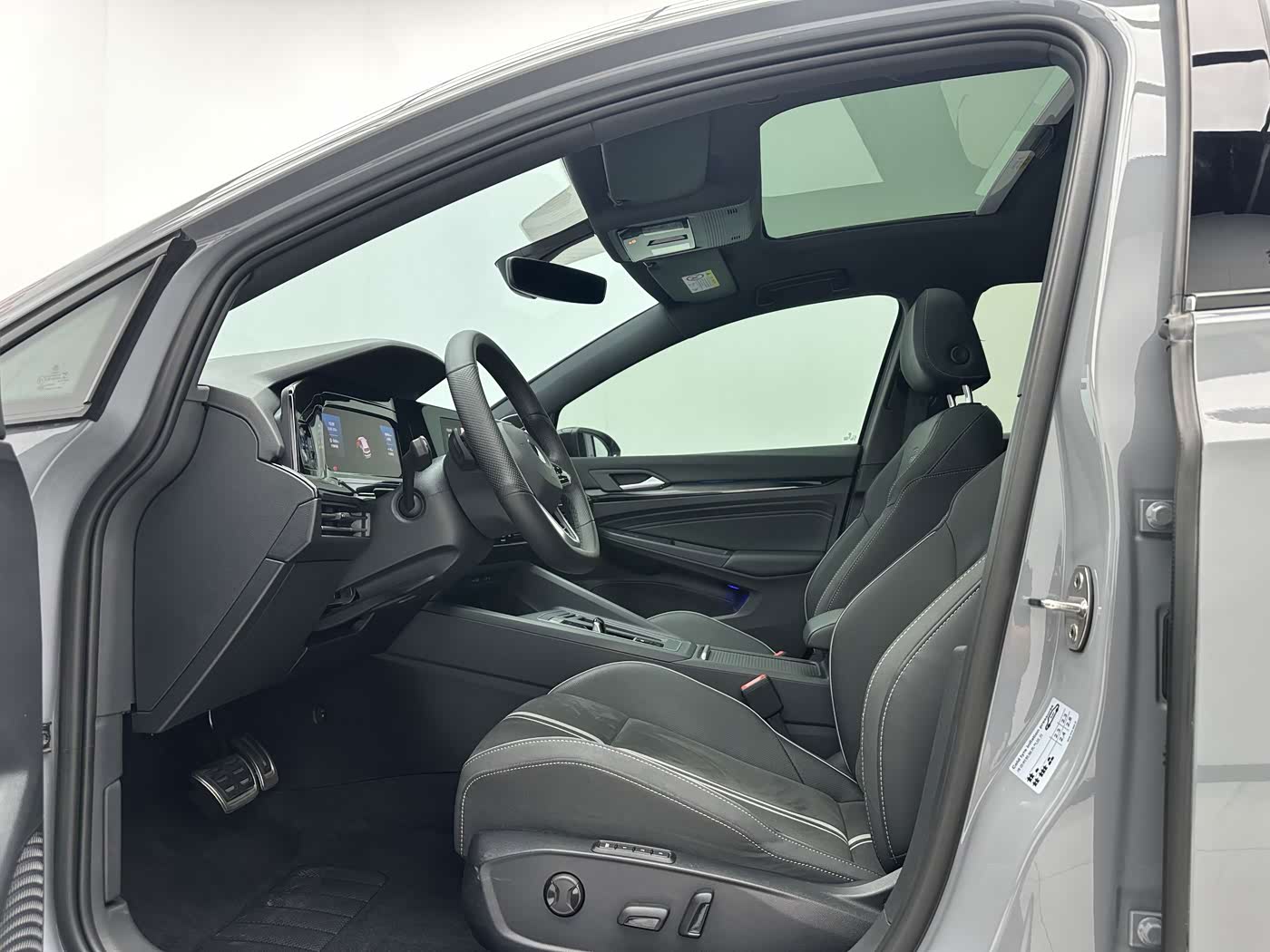 Volkswagen Golf 1.4 л 2023 г. Серебристо-серый, пробег 36000 км