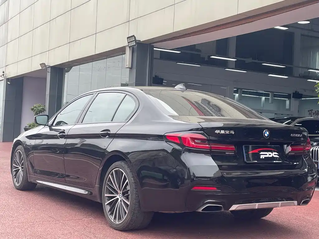 BMW 5 Series — миниатюра 13