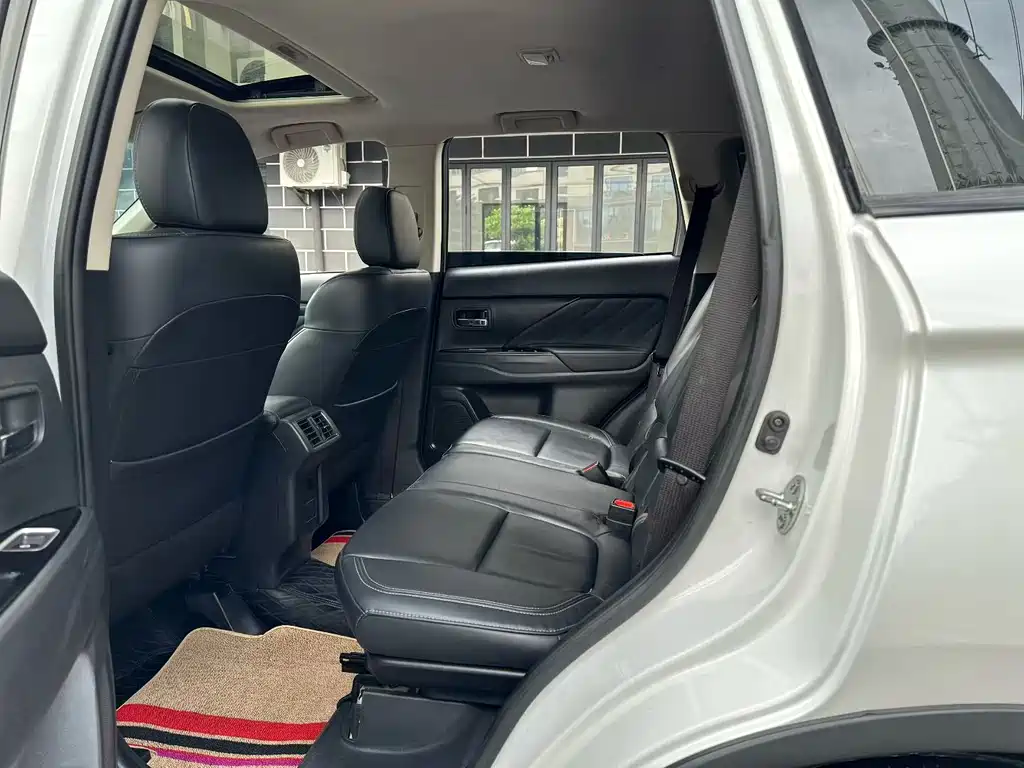 Mitsubishi Outlander — миниатюра 6