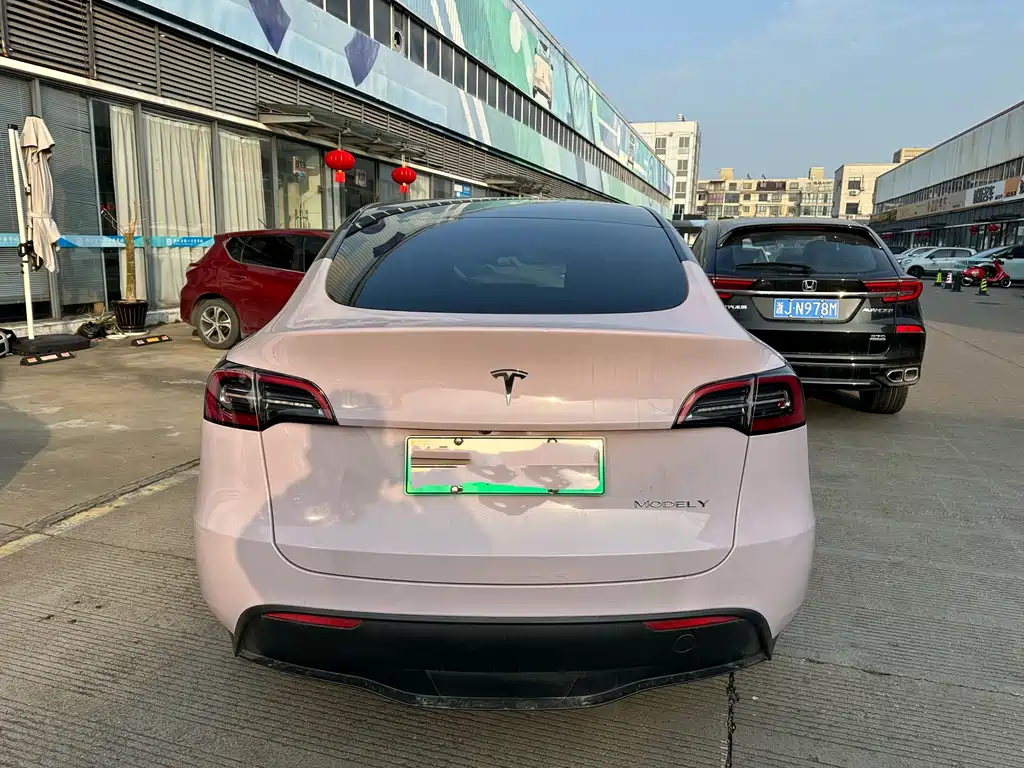 TESLA MODEL Y