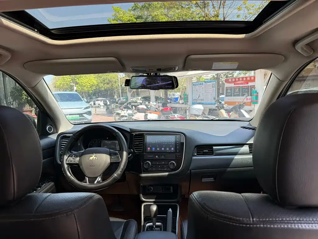 MITSUBISHI OUTLANDER