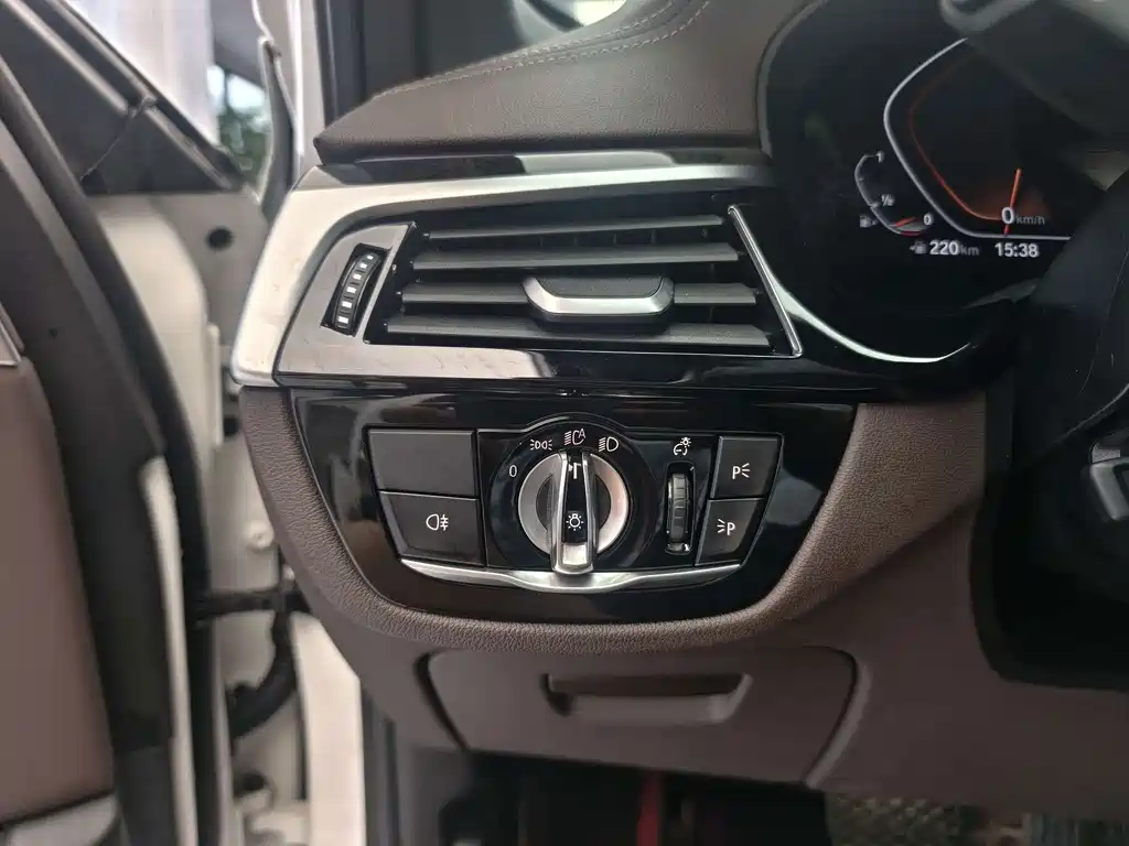BMW 5 Series — миниатюра 12