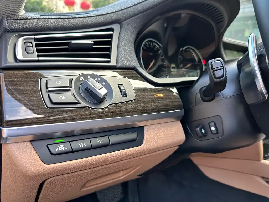 BMW 7 Series — миниатюра 27
